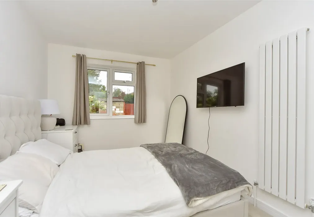 Bedroom 1 - Goldfinch Close, Faversham, Kent - Wards of Kent