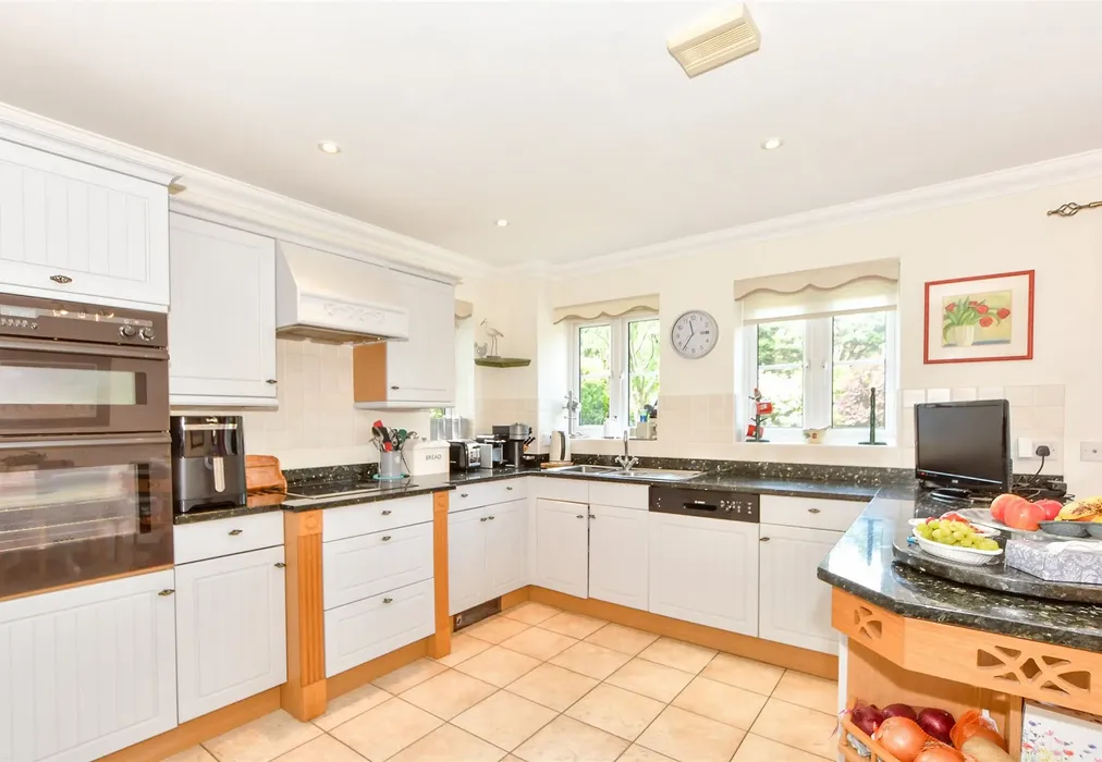 Kitchen/Breakfast Room - Copper Beech Drive, Tangmere, Chichester, West Sussex - Wards of Kent