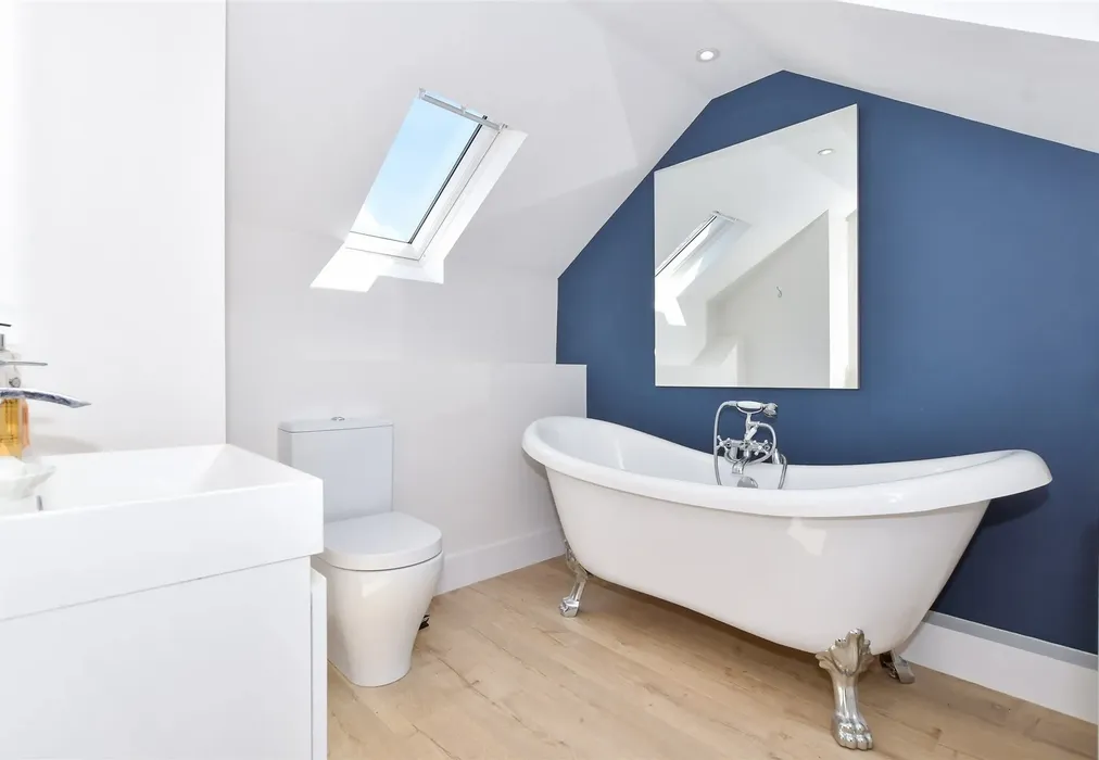 En-Suite Bathroom - Sandling Lane, Penenden Heath, Maidstone, Kent - Wards of Kent