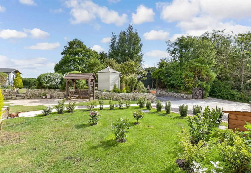 Front Garden - Main Road, Ningwood, Newport, Isle of Wight - Wards of Kent