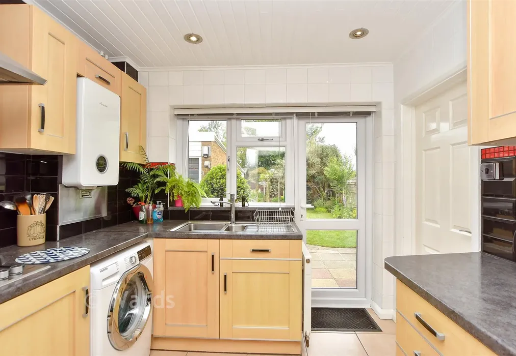 Kitchen - Wells Way, Faversham, Kent - Wards of Kent