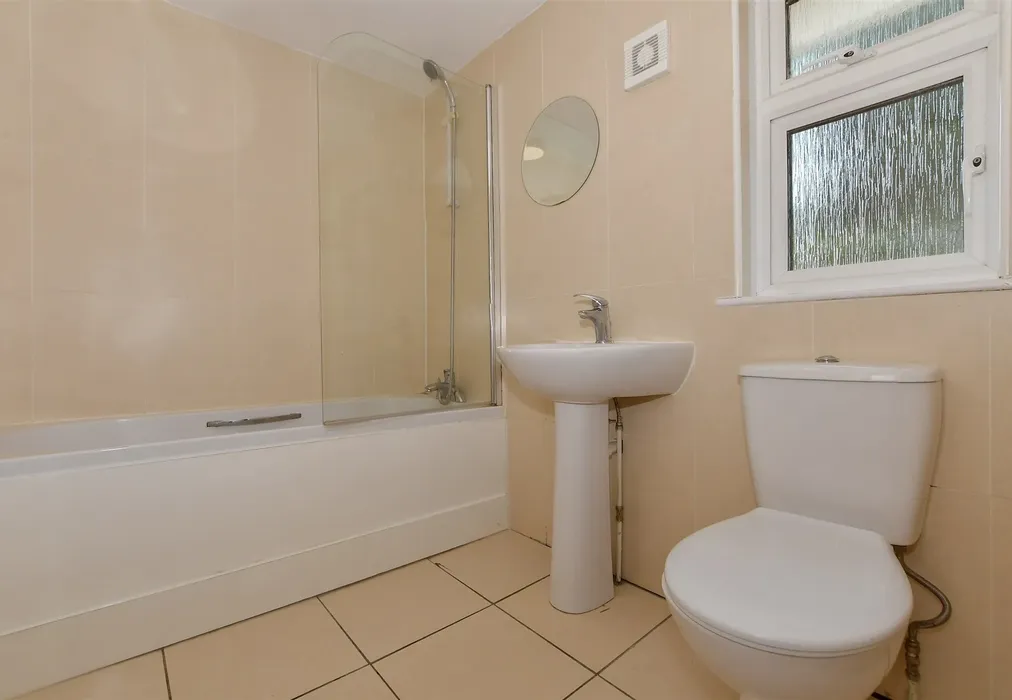 Bathroom - Eyhorne Street, Hollingbourne, Maidstone, Kent - Wards of Kent