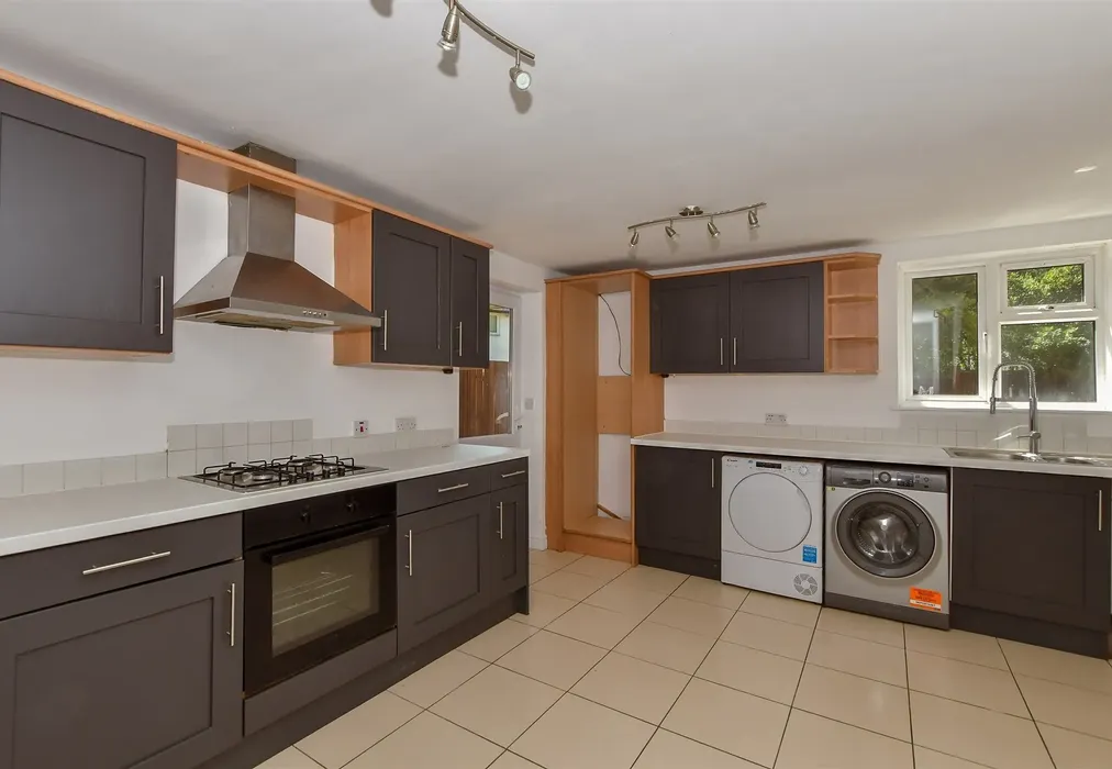 Kitchen - Eyhorne Street, Hollingbourne, Maidstone, Kent - Wards of Kent