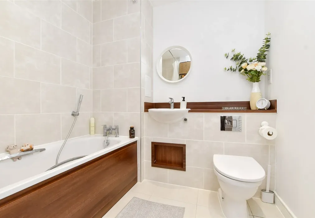 Bathroom - Connersville Way, Croydon, Surrey - Wards of Kent