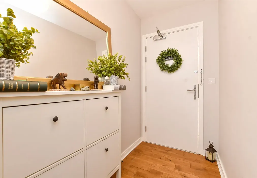 Entrance Hall - Connersville Way, Croydon, Surrey - Wards of Kent