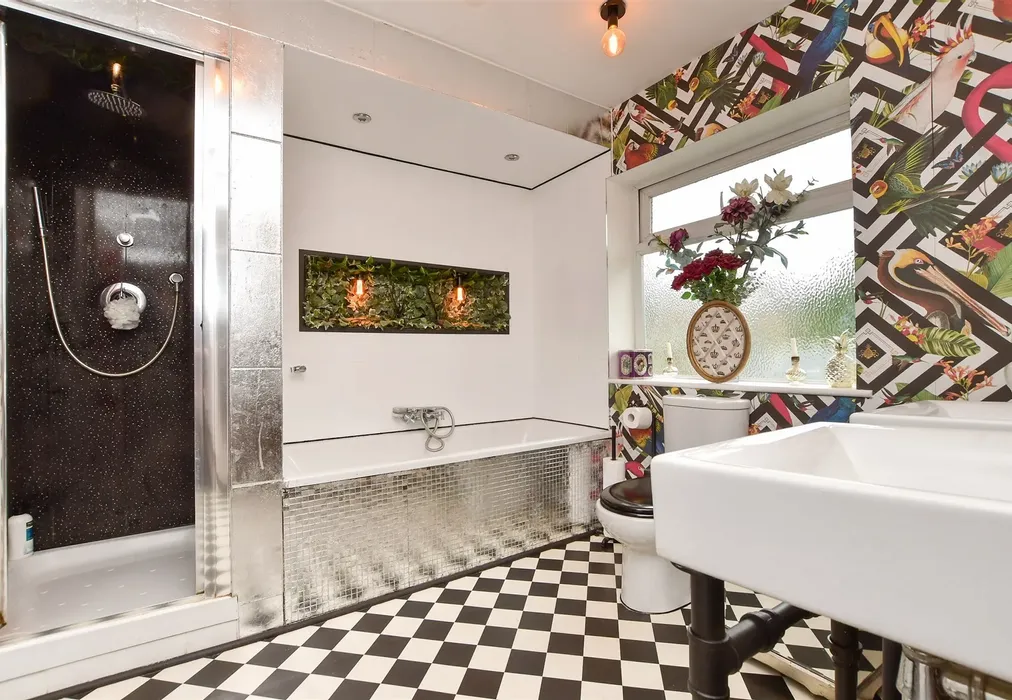 Bathroom - Chipstead Lane, Lower Kingswood, Surrey - Wards of Kent