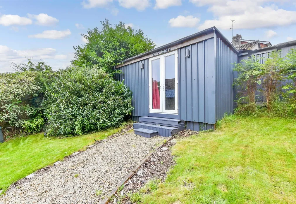 Outbuilding - Chipstead Lane, Lower Kingswood, Surrey - Wards of Kent