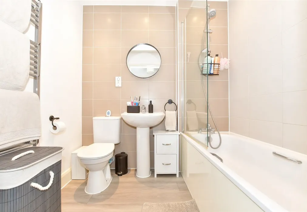 Bathroom - The Avenue, Tunbridge Wells, Kent - Wards of Kent
