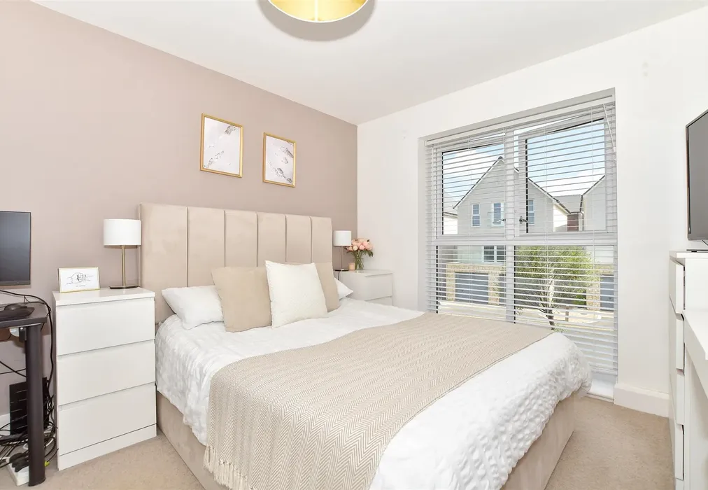 Bedroom 1 - The Avenue, Tunbridge Wells, Kent - Wards of Kent