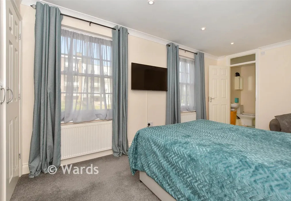 Bedroom 1 - Queens Courtyard, Dover, Kent - Wards of Kent