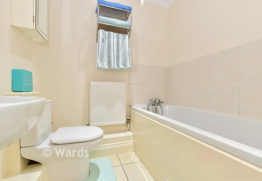 En-Suite Bathroom - Queens Courtyard, Dover, Kent - Wards of Kent
