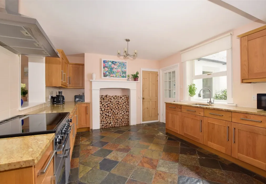 Kitchen - Victoria Road, Deal, Kent - Wards of Kent