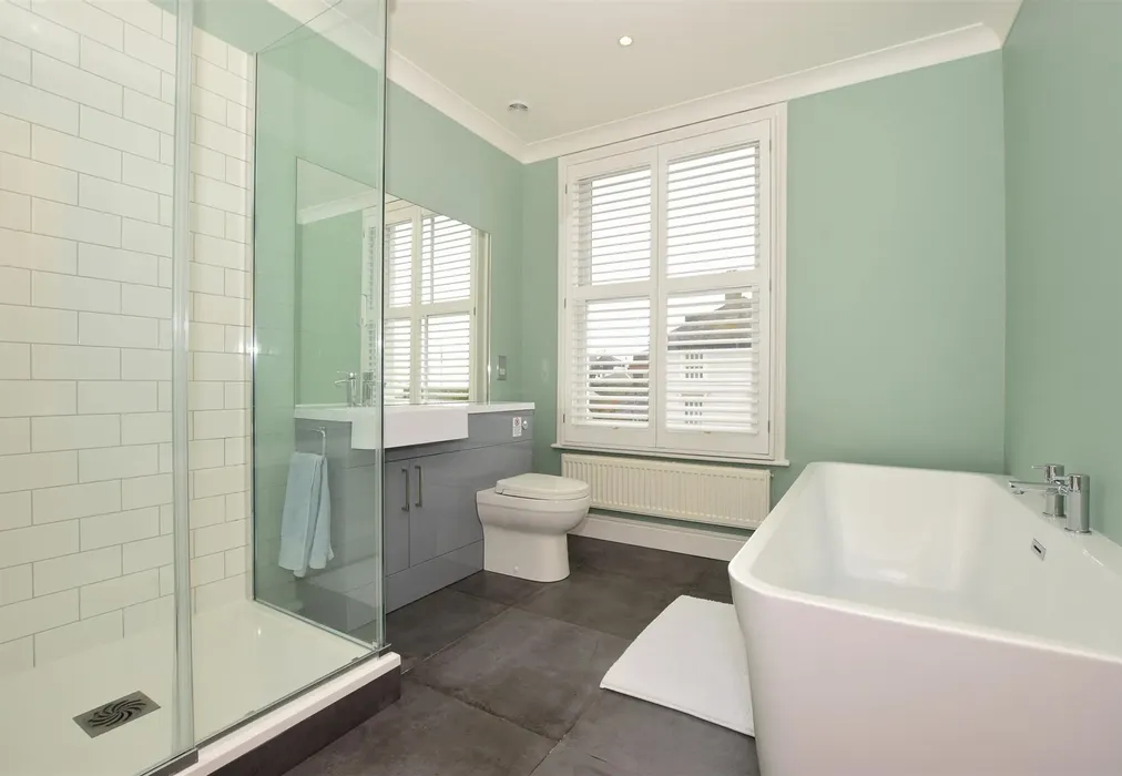 Bathroom - Victoria Road, Deal, Kent - Wards of Kent