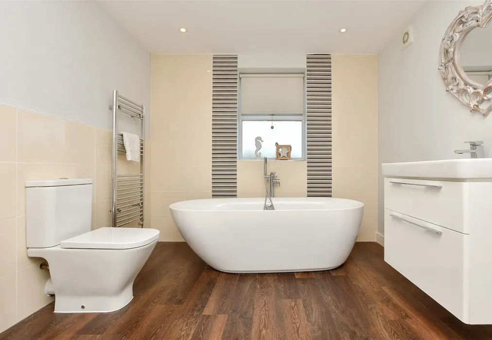 Bathroom - St. Peter's Road, Broadstairs, Kent - Wards of Kent