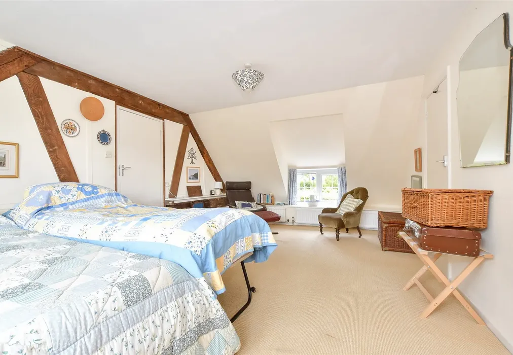 Bedroom 1 - Halletts Shute, Norton, Yarmouth, Isle of Wight - Wards of Kent