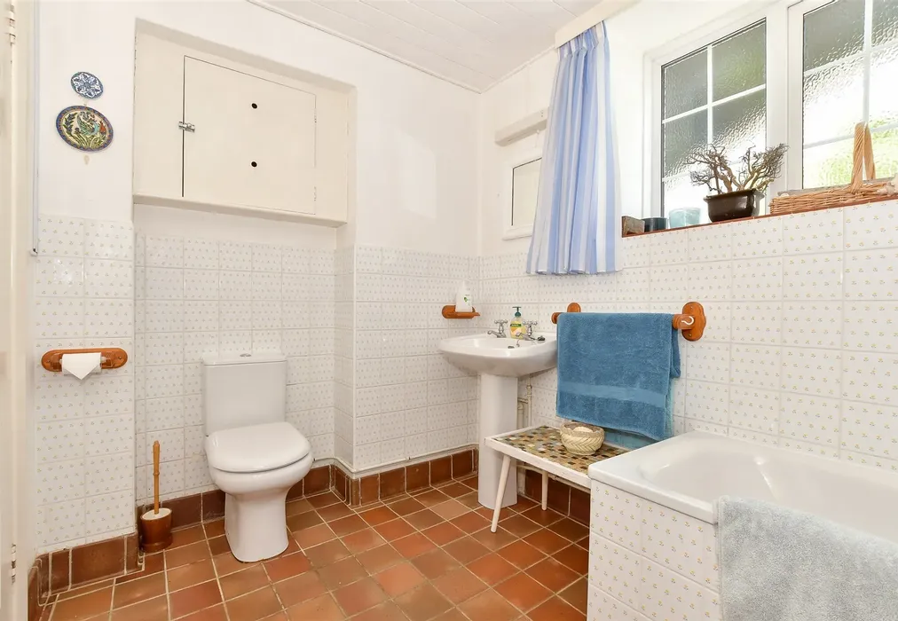 Bathroom - Halletts Shute, Norton, Yarmouth, Isle of Wight - Wards of Kent