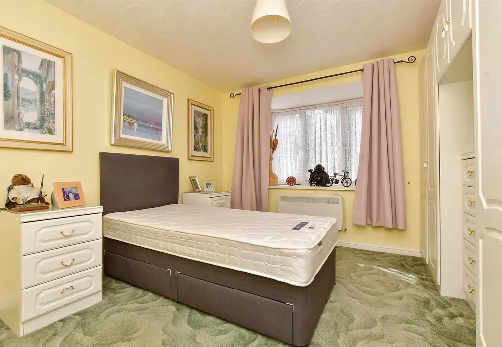 Bedroom 1 - Lordsgrove Close, Tadworth, Surrey - Wards of Kent