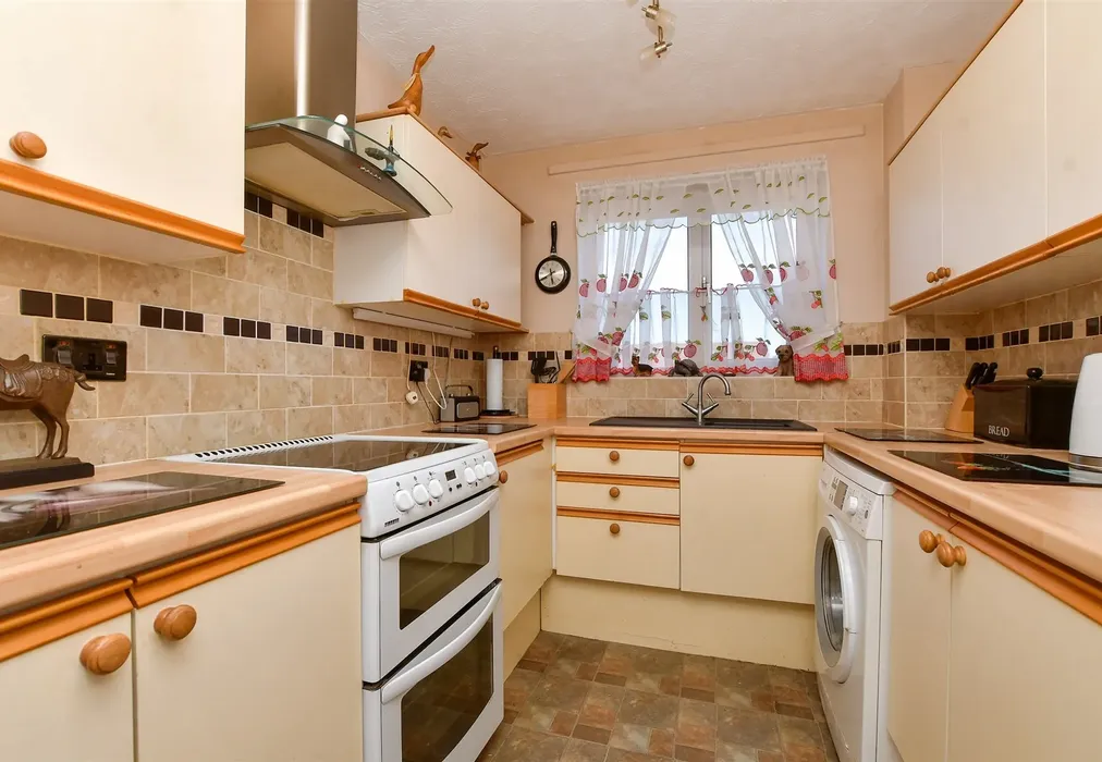 Kitchen - Lordsgrove Close, Tadworth, Surrey - Wards of Kent