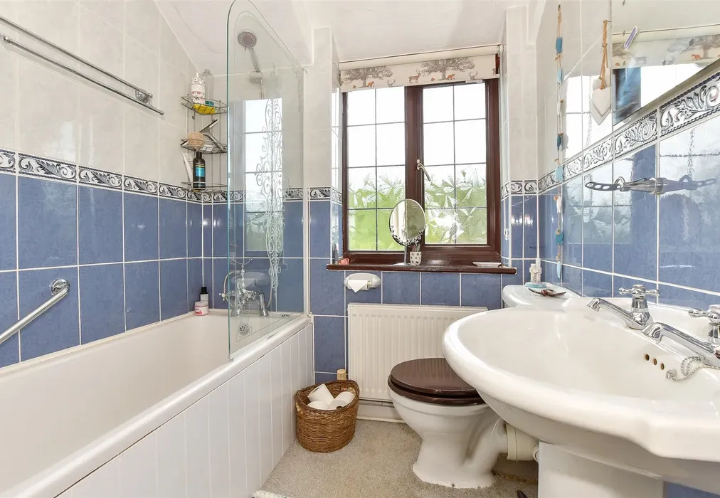 Bathroom - Hill Top, Newchurch, Sandown, Isle of Wight - Wards of Kent