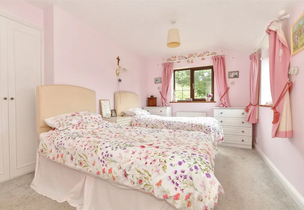 Bedroom 1 - Hill Top, Newchurch, Sandown, Isle of Wight - Wards of Kent