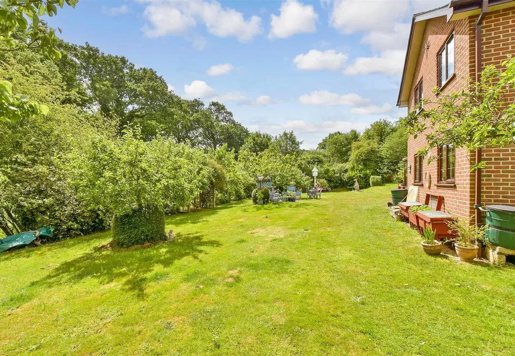 Side Garden - Hill Top, Newchurch, Sandown, Isle of Wight - Wards of Kent