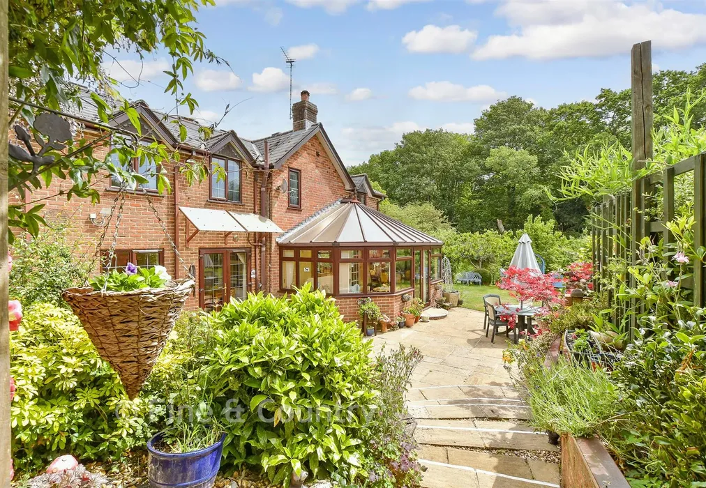 External Lifestyle Photograph - Hill Top, Newchurch, Sandown, Isle of Wight - Wards of Kent