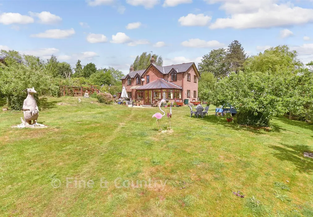 Front Garden - Hill Top, Newchurch, Sandown, Isle of Wight - Wards of Kent