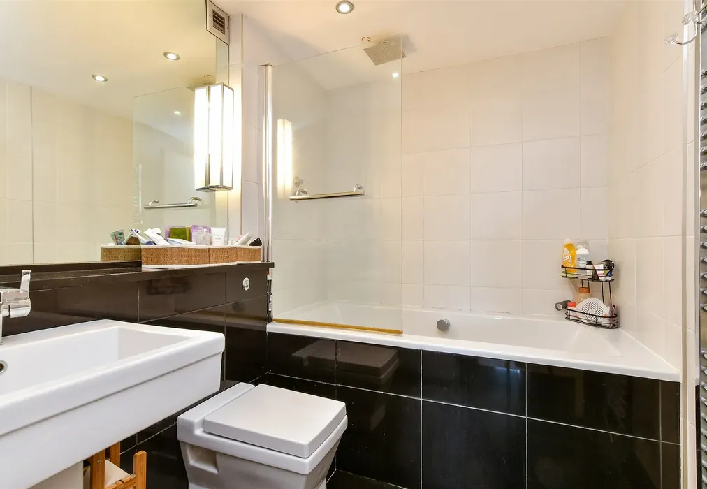 Bathroom - Preston Park Avenue, Brighton, East Sussex - Wards of Kent