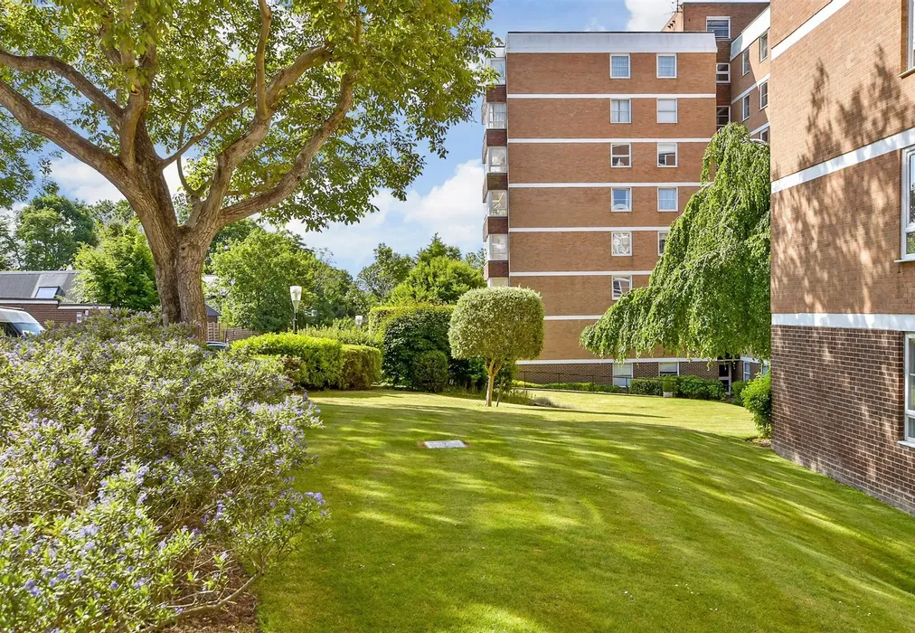 Communal Gardens - Preston Park Avenue, Brighton, East Sussex - Wards of Kent