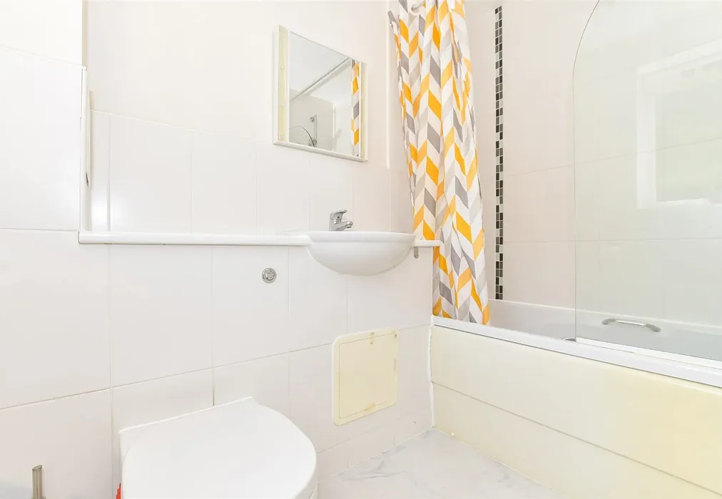 Bathroom - Medway Road, Tunbridge Wells, Kent - Wards of Kent