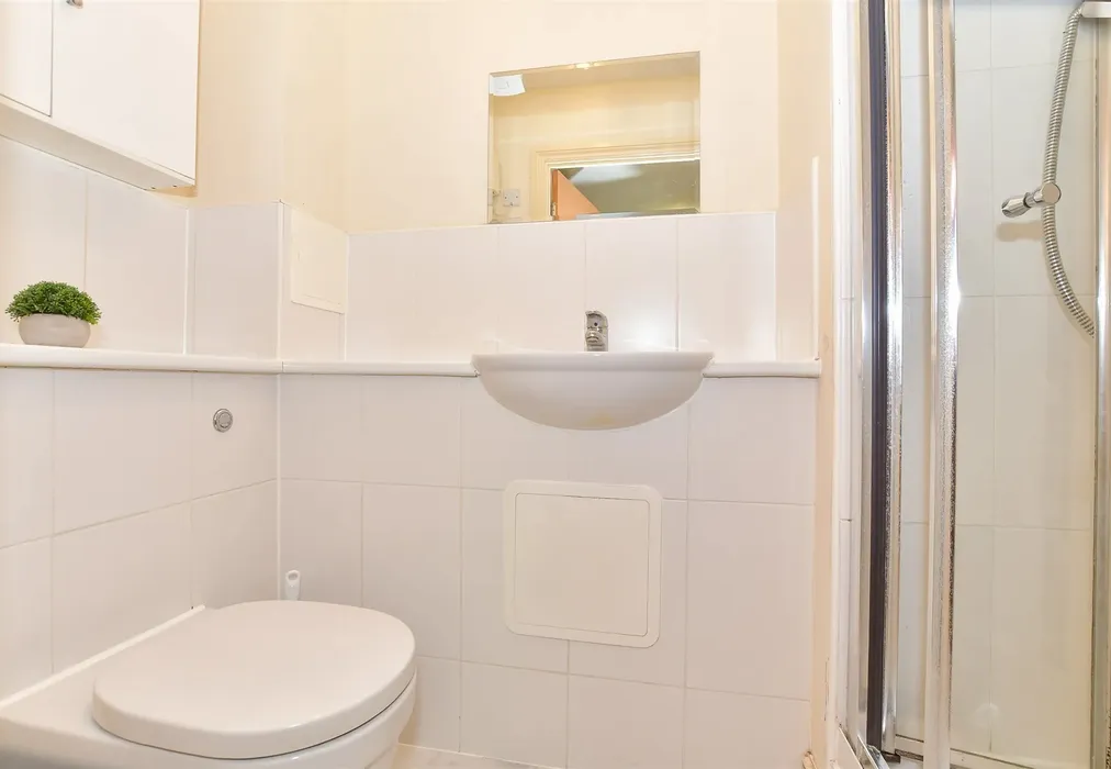 En-Suite Shower Room - Medway Road, Tunbridge Wells, Kent - Wards of Kent