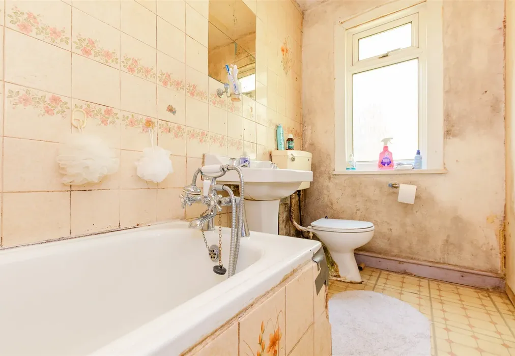 Bathroom - Mount Road, Chatham, Kent - Wards of Kent