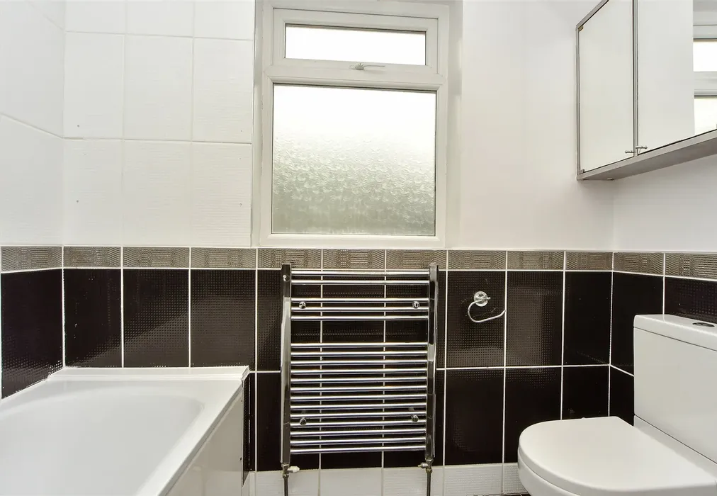 Bathroom - Castle Avenue, Rochester, Kent - Wards of Kent