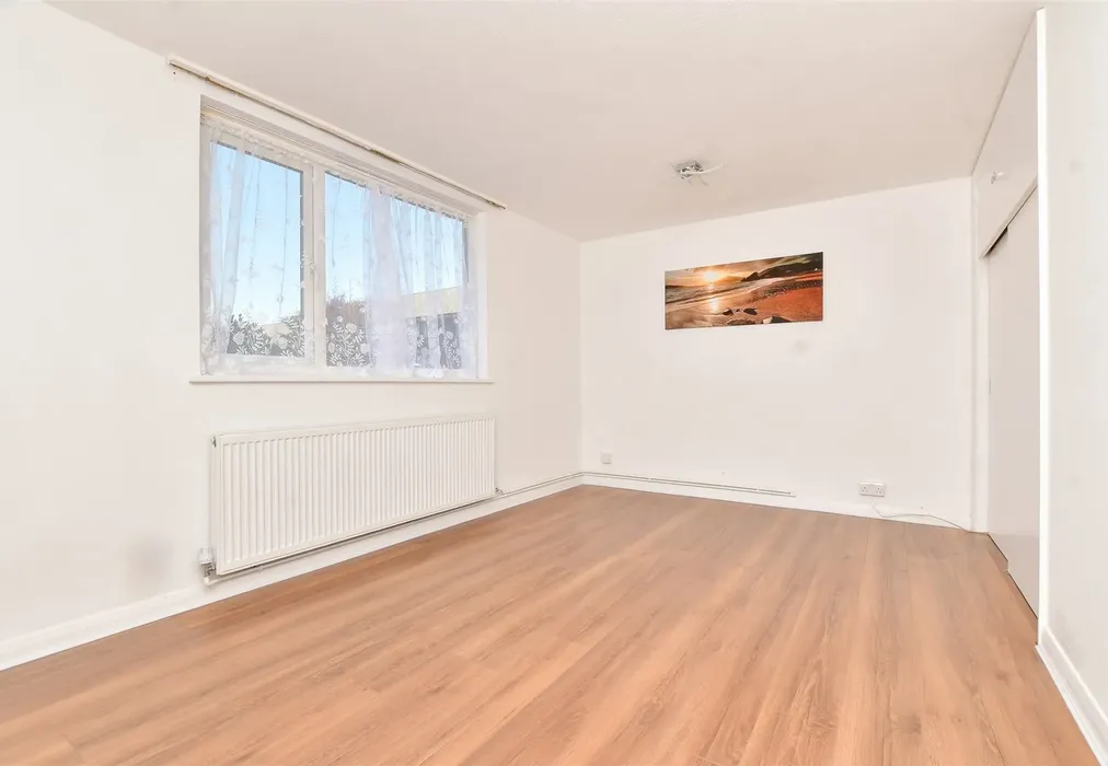 Bedroom 1 - Basinghall Gardens, Sutton, Surrey - Wards of Kent