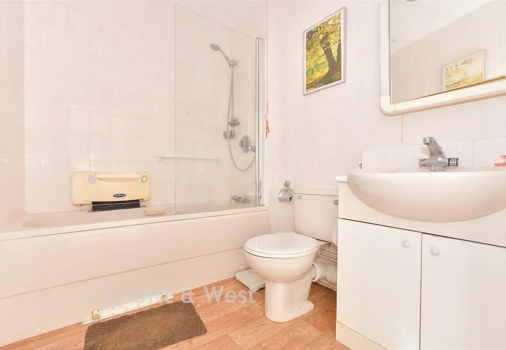 En-Suite Bathroom - Alma Road, Reigate, Surrey - Wards of Kent