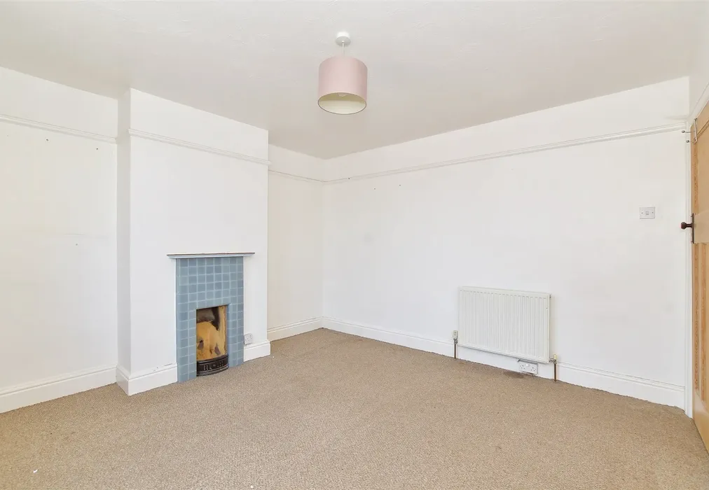 Bedroom 1 - Albany Road, Newport, Isle of Wight - Wards of Kent
