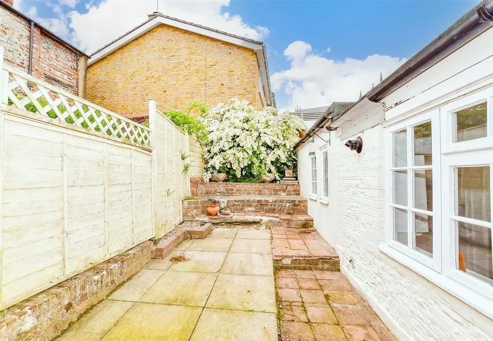 Rear Garden - Orchard Place, Arundel, West Sussex - Wards of Kent