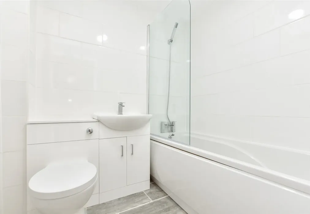 Bathroom - Hornbeam Road, Reigate, Surrey - Wards of Kent
