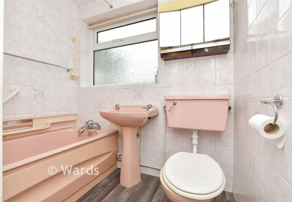 Bathroom - Upper Free Down, Herne Bay, Kent - Wards of Kent