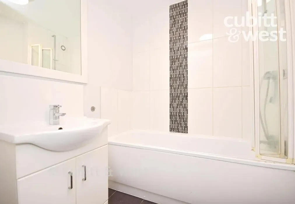 Bathroom - Vicarage Lane, Horley, Surrey - Wards of Kent