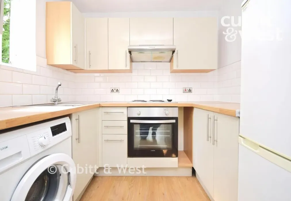 Kitchen - Vicarage Lane, Horley, Surrey - Wards of Kent