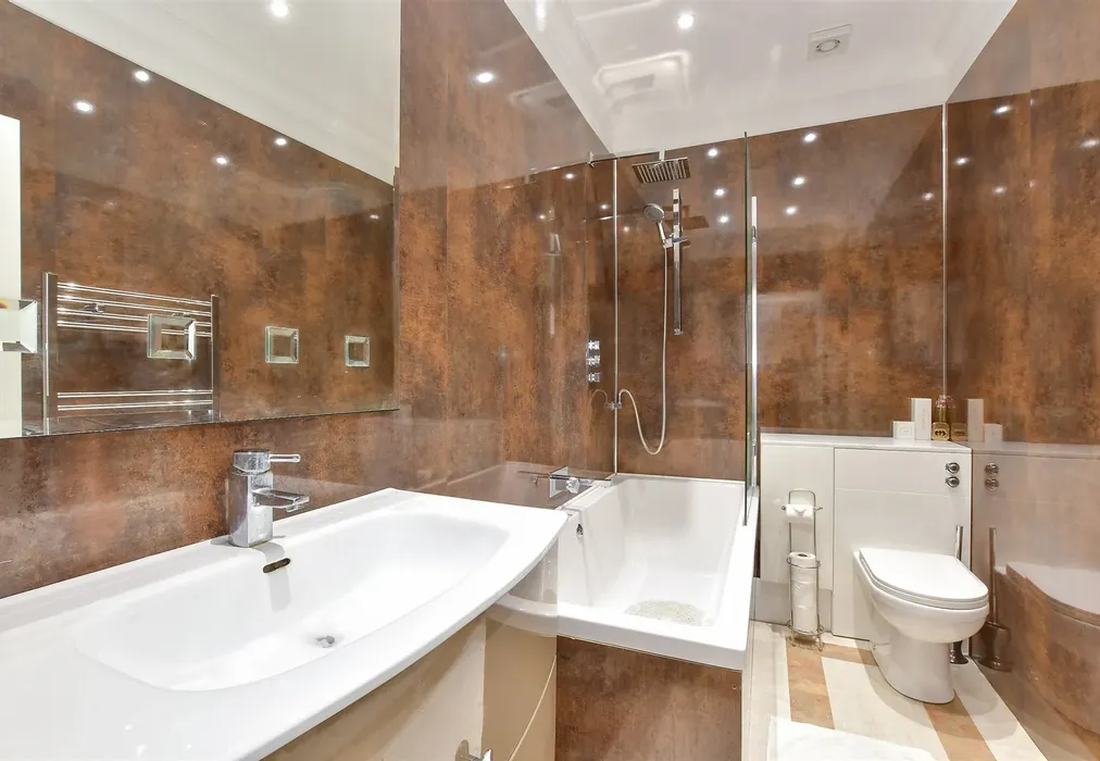 Bathroom - Ramsgate Road, Sarre, Birchington, Kent - Wards of Kent