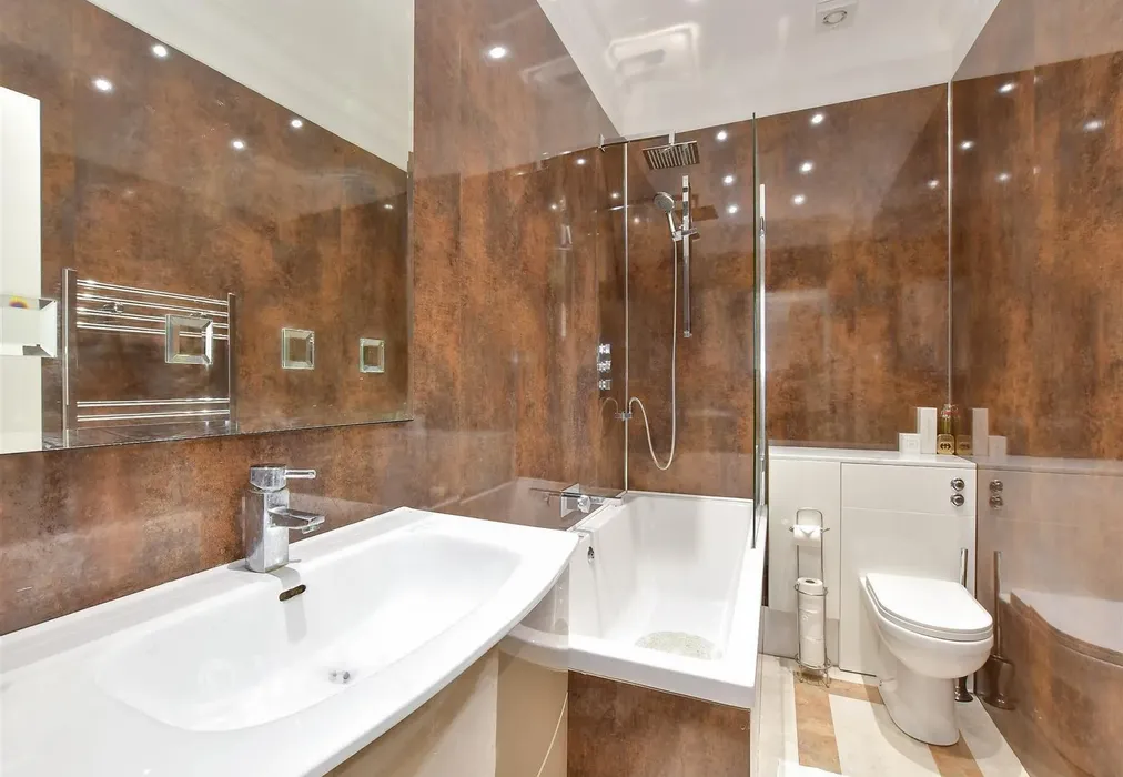 Bathroom - Ramsgate Road, Sarre, Birchington, Kent - Wards of Kent