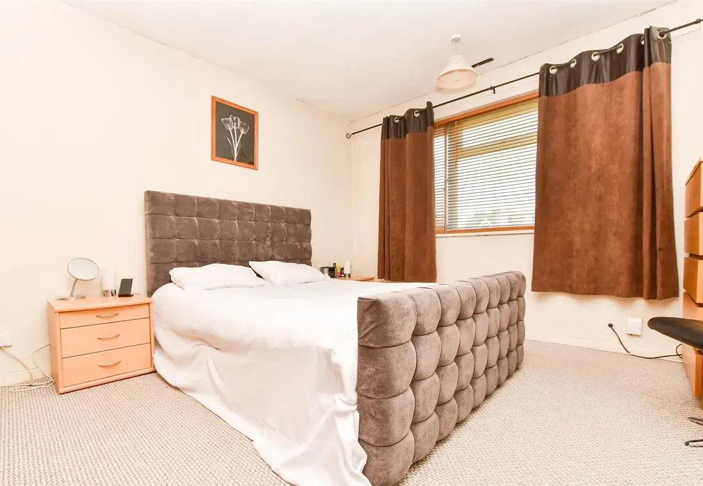 Bedroom 1 - North Acre, Banstead, Surrey - Wards of Kent