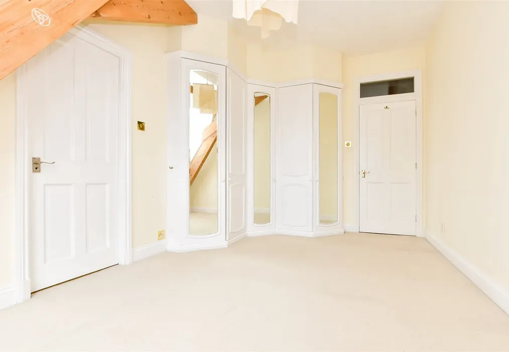 Bedroom 1 - Grenehurst Park, Capel, Dorking, Surrey - Wards of Kent