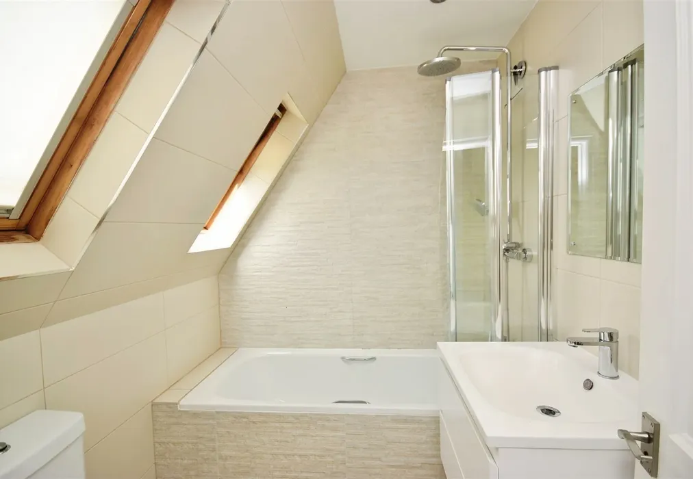 En-Suite - Grenehurst Park, Capel, Dorking, Surrey - Wards of Kent