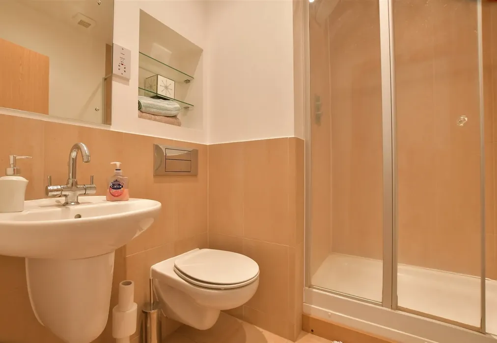 En-Suite - Mornington Road, Woodford Green, Essex - Wards of Kent