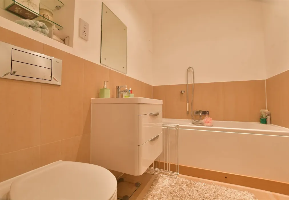 Bathroom - Mornington Road, Woodford Green, Essex - Wards of Kent