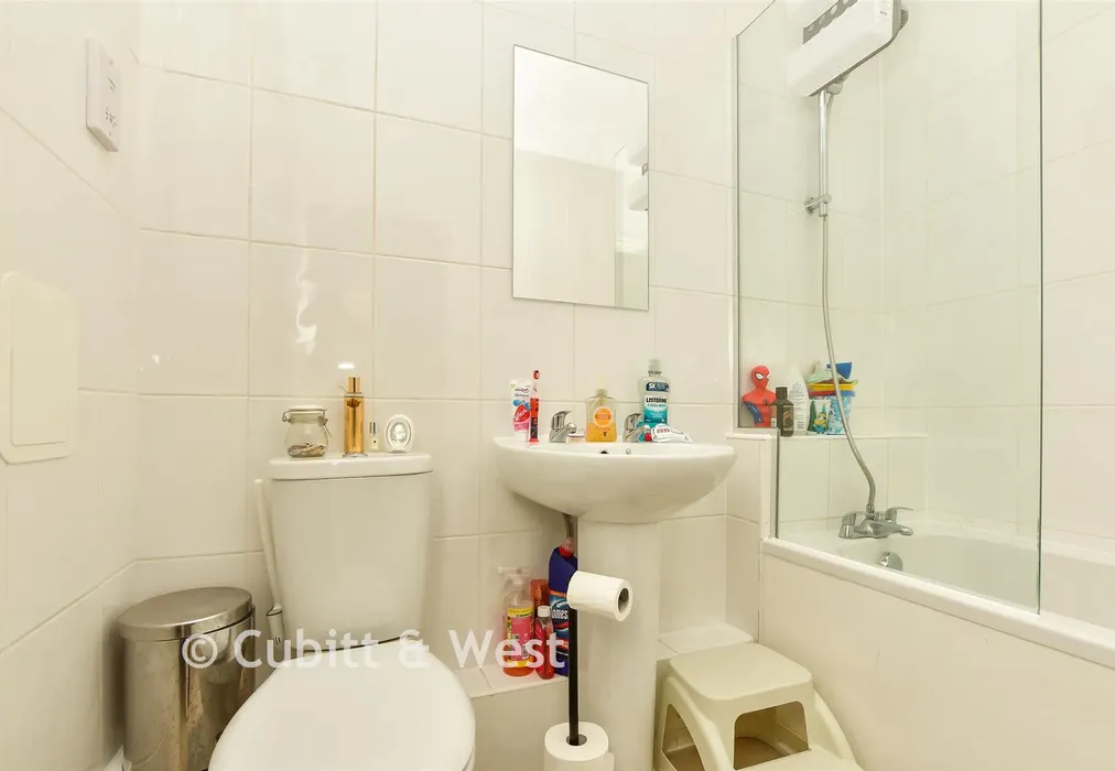 Bathroom - Wood Street, East Grinstead, West Sussex - Wards of Kent