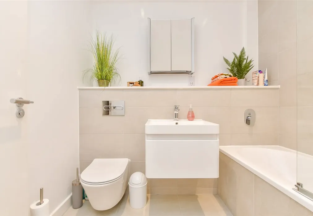 Bathroom - Wheatley Road, Whitstable, Kent - Wards of Kent